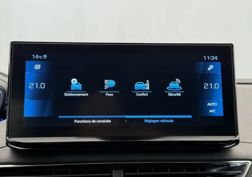 Écran tactile central du Peugeot 3008 PureTech 130 Allure affichant les réglages de conduite et température à 21°C.
