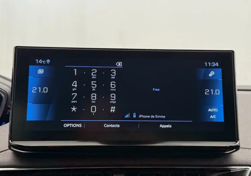 Écran tactile central du Peugeot 3008 gris foncé, affichant le clavier téléphonique et la température à 21°C.