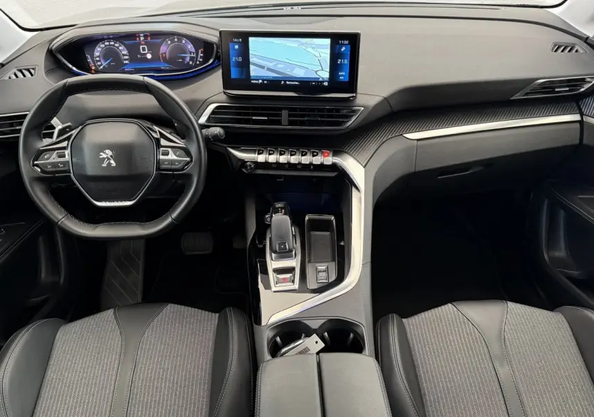 Vue intérieure avant du Peugeot 3008 gris foncé, avec tableau de bord numérique et écran tactile central.