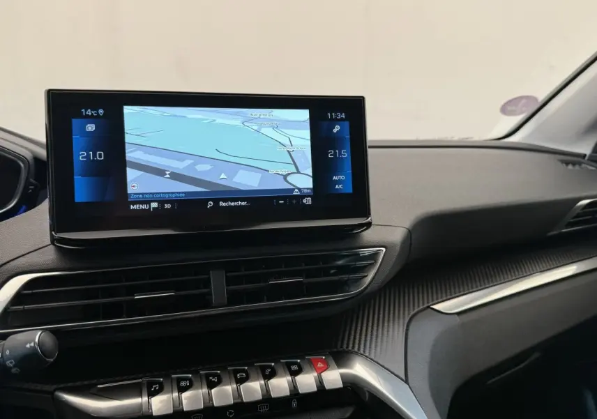 Tableau de bord du Peugeot 3008 gris foncé avec écran tactile de navigation 10 pouces en vue frontale intérieure.