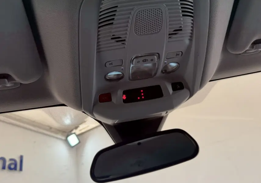 Vue intérieure du plafonnier gris clair avec commandes d’éclairage et bouton SOS du Peugeot 3008 2022.