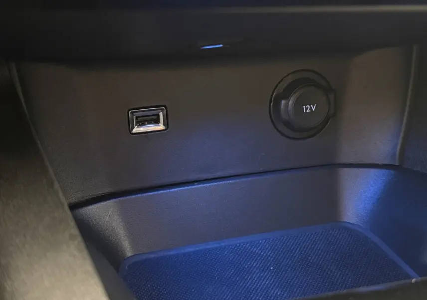 Gros plan sur la prise USB et la prise 12V dans le rangement avant du Peugeot 3008 gris foncé PureTech 2022.