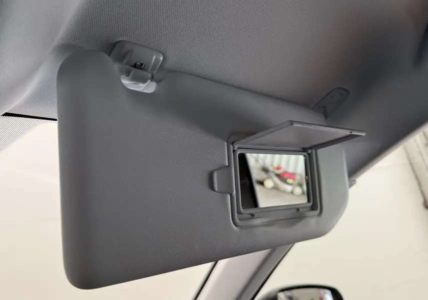 Détail du pare-soleil côté conducteur avec miroir intégré dans un Peugeot 3008 gris foncé 2022.
