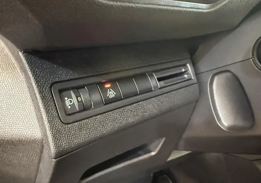 Détail du tableau de bord côté gauche du Peugeot 3008 gris foncé, avec commandes d’éclairage et d’aide à la conduite.