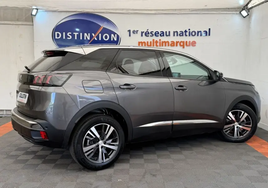Peugeot 3008 gris foncé vue de profil côté droit, avec jantes alliage et rétroviseurs noirs.