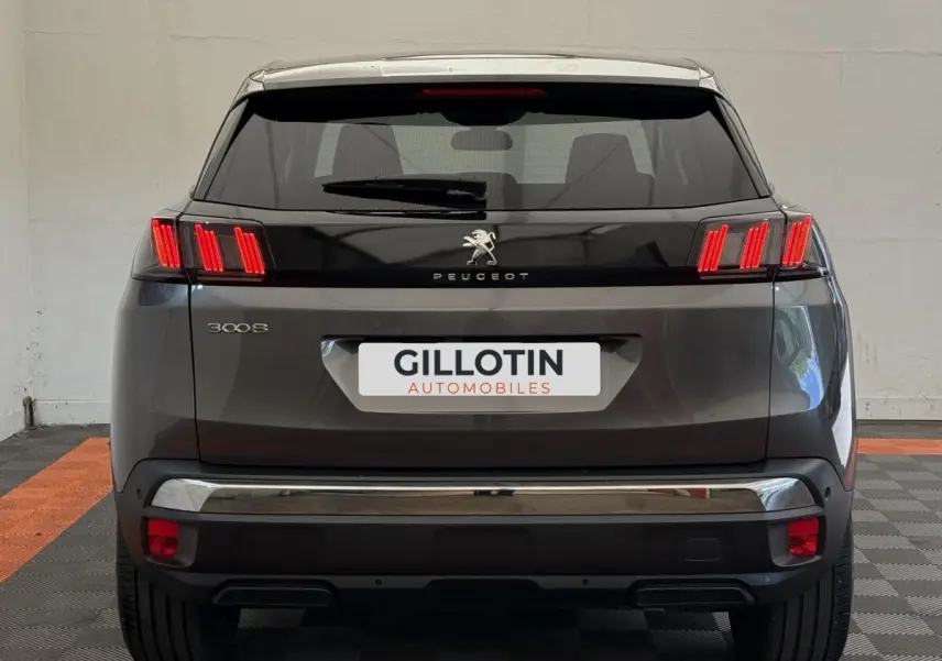 Vue arrière d’un Peugeot 3008 gris foncé avec feux LED caractéristiques et hayon noir brillant.