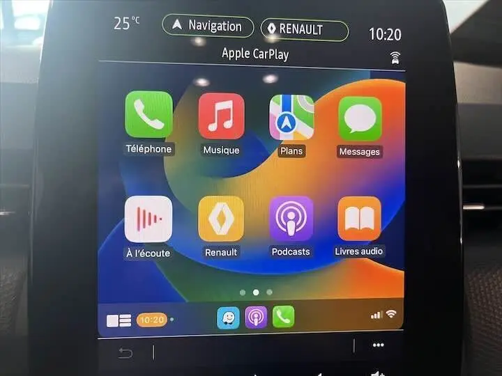 Écran tactile central de Renault Clio V affichant Apple CarPlay avec icônes colorées et interface moderne.
