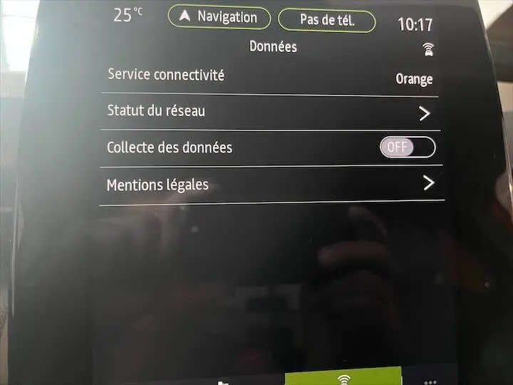 Écran tactile intérieur de la Renault Clio V rouge flamme, affichant les paramètres de connectivité et réseau.