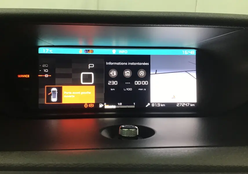 Affichage numérique du tableau de bord du Citroën Grand C4 Spacetourer 2021, indiquant porte avant gauche ouverte.