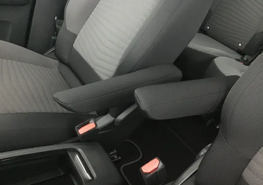 Gros plan sur les sièges avant gris clair et foncé du Citroën Grand C4 Spacetourer 2021 avec accoudoirs relevés.