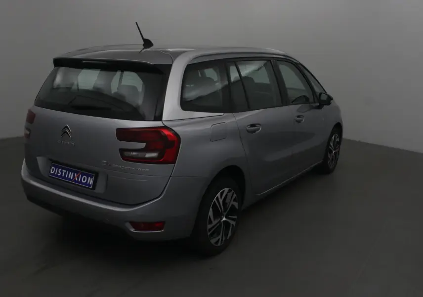Citroën Grand C4 Spacetourer gris Artense vu de trois quarts arrière droit en intérieur neutre.