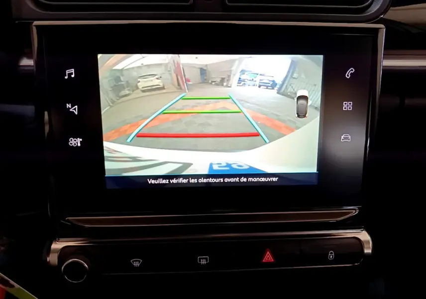 Écran tactile central montrant la caméra de recul avec guidage couleur dans une Citroën C3 blanche de 2019.