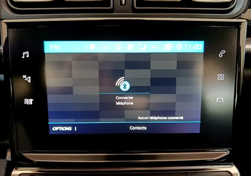 Écran tactile central de la Citroën C3 blanche, affichant la connexion Bluetooth pour téléphone, vue frontale rapprochée.