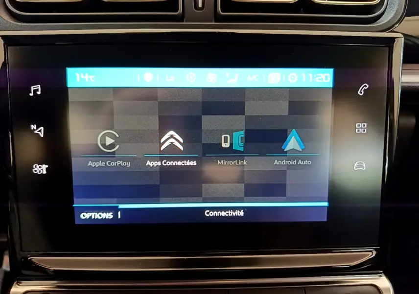 Écran tactile central de la Citroën C3 blanche 2019 affichant Apple CarPlay et Android Auto.