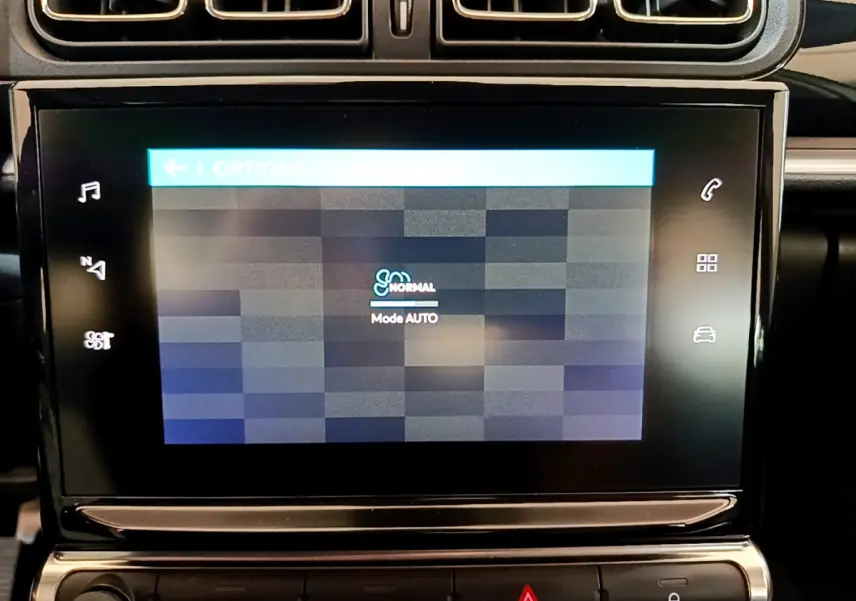 Écran tactile central de la Citroën C3 blanc 2019 affichant le mode de conduite normal en intérieur.