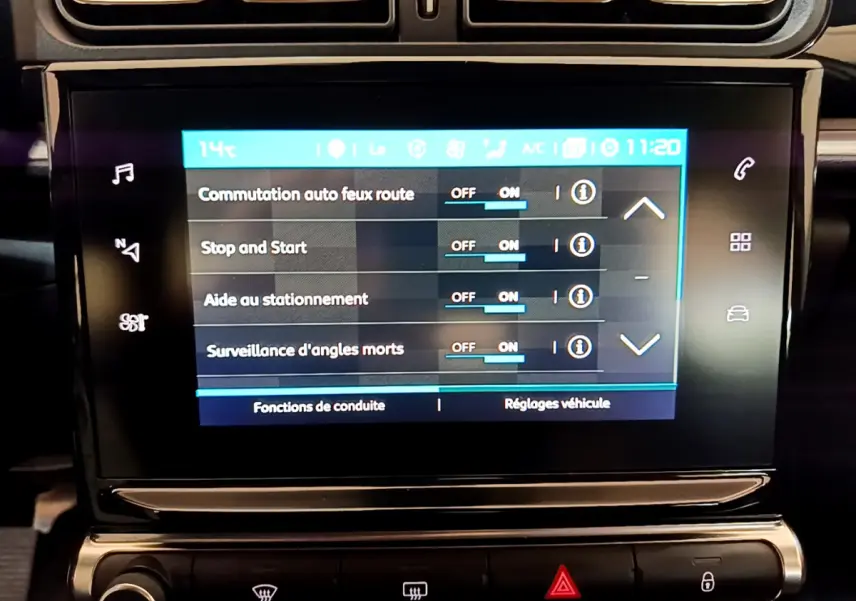 Écran tactile central de la Citroën C3 blanche affichant les réglages d'aide à la conduite en intérieur.