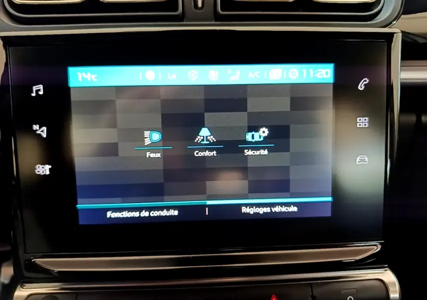 Écran tactile central du tableau de bord de la Citroën C3 blanche, affichant les réglages de conduite et sécurité.