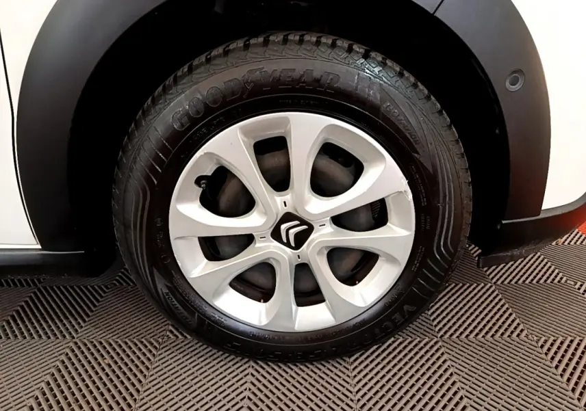 Gros plan sur la roue avant droite blanche d'une Citroën C3 2019 avec jante alliage et pneu Goodyear.