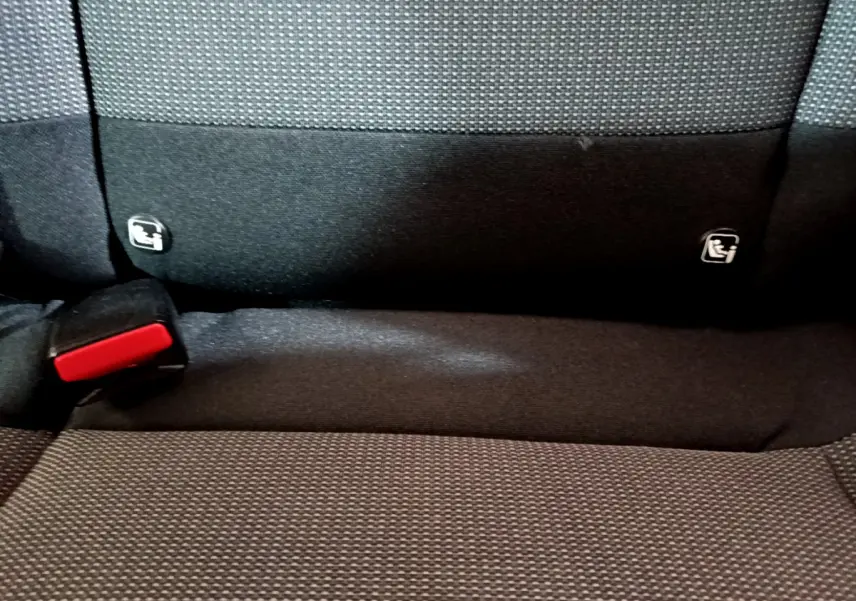 Détail de la banquette arrière noire de la Citroën C3 2019 avec fixation Isofix et boucle de ceinture rouge visible.