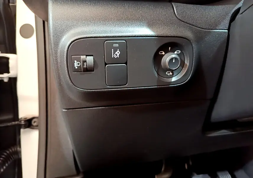Gros plan sur les commandes d'éclairage et rétroviseurs côté conducteur d'une Citroën C3 blanche 2019.