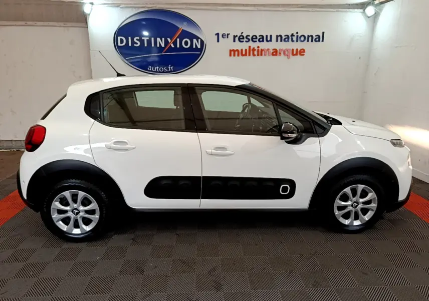 Profil côté gauche d'une Citroën C3 blanche de 2019 avec protections latérales noires et jantes alliage.