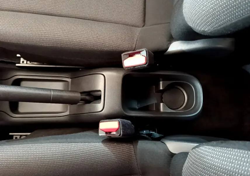 Vue plongeante sur la console centrale noire et les sièges tissu gris foncé de la Citroën C3 PureTech 2019.