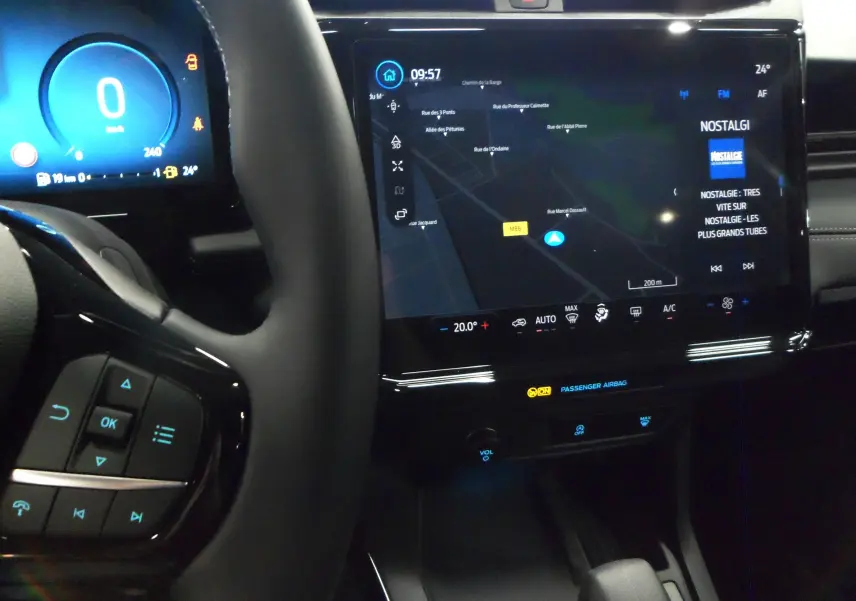 Vue intérieure du tableau de bord et volant du Ford Puma 2025 avec écran tactile de navigation et commandes au volant.