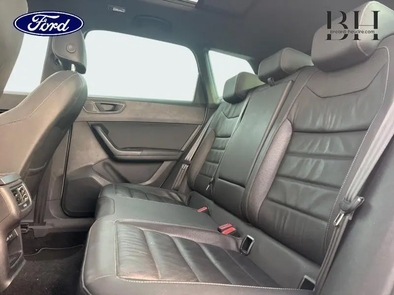 Vue intérieure côté droit sur la banquette arrière en cuir noir du SEAT Ateca blanc Nevada 2020 avec toit panoramique.