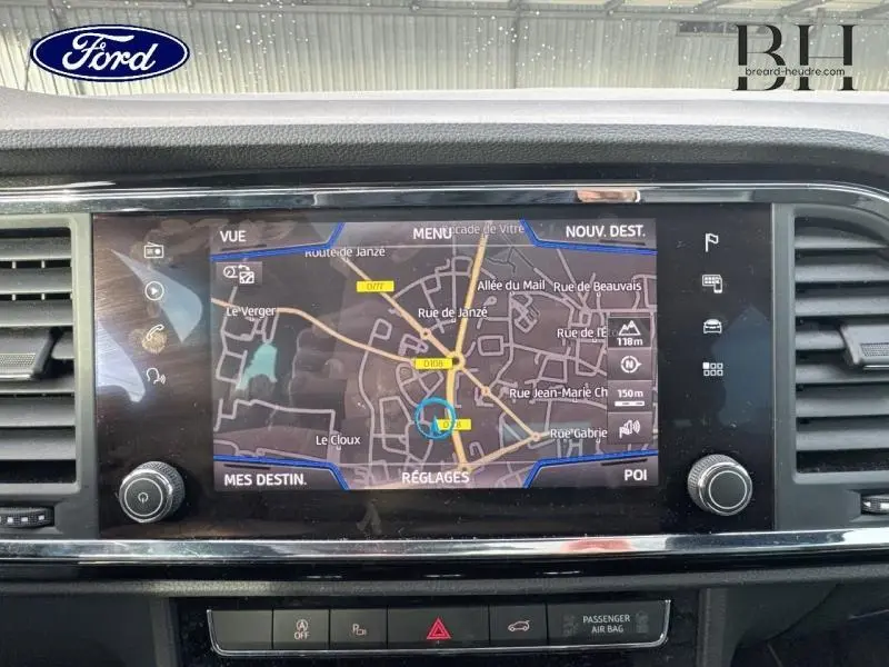 Écran tactile central du tableau de bord d'un SEAT Ateca blanc, affichant la navigation GPS en vue carte.