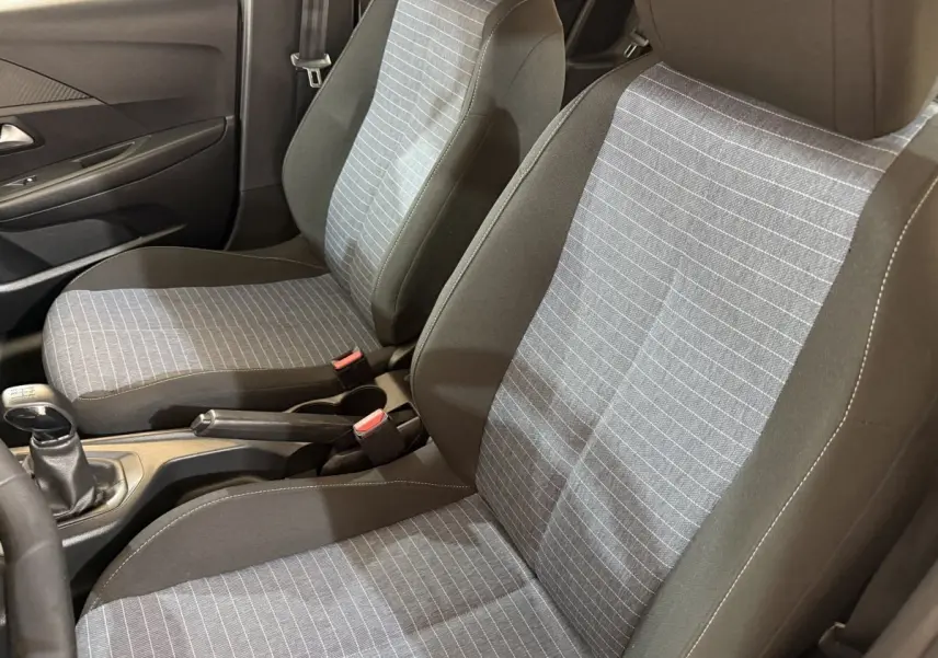 Vue intérieure rapprochée des sièges avant gris à motifs rayés de la Peugeot 208 PureTech 75 S&S Like 2020.