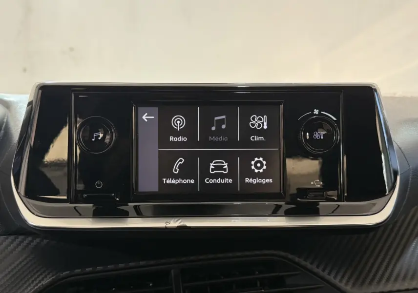 Écran tactile central de la Peugeot 208 PureTech 75 S&S Like 2020 avec commandes radio, climatisation et téléphone.