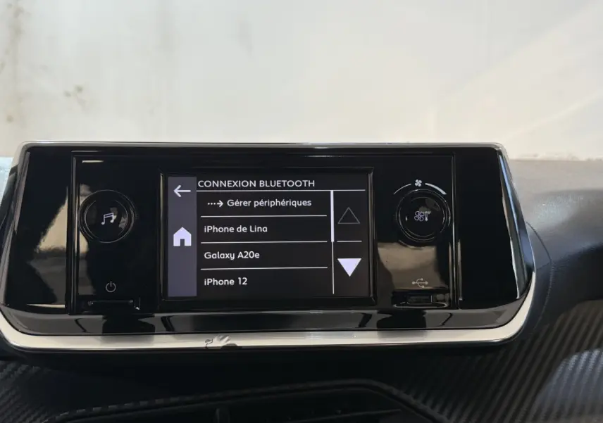 Écran tactile central de la Peugeot 208 PureTech 75 S&S Like affichant la connexion Bluetooth avec plusieurs appareils listés.