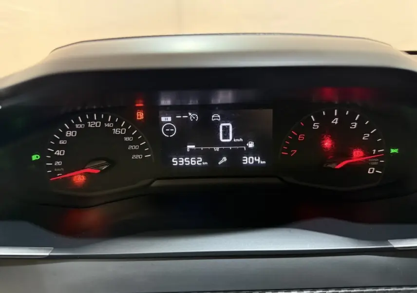 Vue rapprochée du tableau de bord numérique de la Peugeot 208 PureTech 75 S&S Like, affichant 53 562 km.