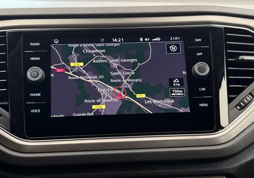 Écran tactile central du Volkswagen T-Roc 2.0 TDI 150 IQ.DRIVE affichant la navigation en mode nuit.