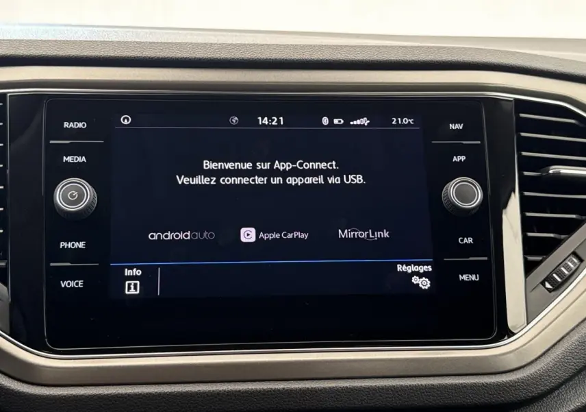Écran tactile central du Volkswagen T-Roc bleu 2020 affichant l'accueil App-Connect avec options Android Auto et Apple CarPlay.