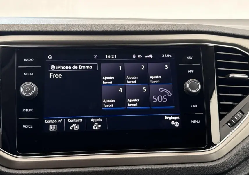 Écran tactile central du Volkswagen T-Roc 2020 affichant le menu téléphone avec connexion iPhone, entouré de boutons fonctionnels.