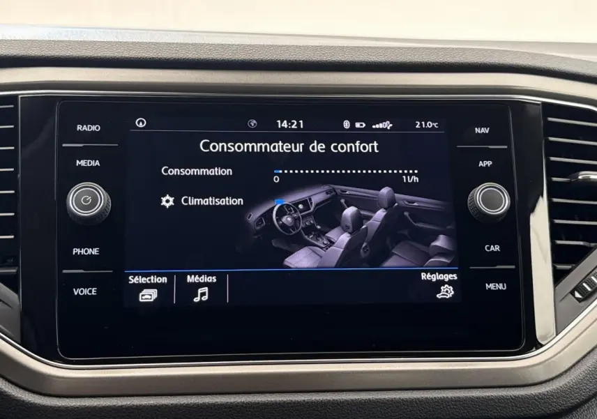Écran tactile central du Volkswagen T-Roc bleu 2020 affichant le menu consommation et climatisation.
