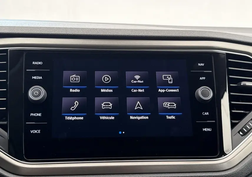 Écran tactile central du Volkswagen T-Roc 2020 affichant les options radio, médias, navigation et téléphone.