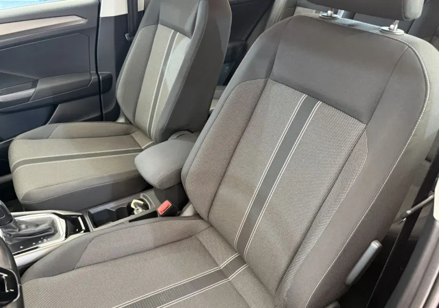 Vue rapprochée des sièges avant gris à motifs du Volkswagen T-Roc 2.0 TDI 150 IQ.DRIVE DSG7, intérieur sobre et moderne.