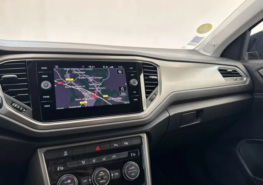 Tableau de bord du Volkswagen T-Roc 2020, vue de face, avec écran tactile de navigation et commandes climatisation.