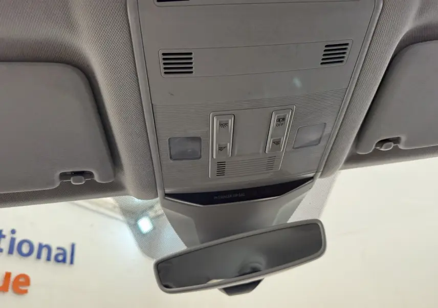 Vue intérieure du plafonnier et rétroviseur central du Volkswagen T-Roc bleu 2020, avec commandes d’éclairage intégrées.