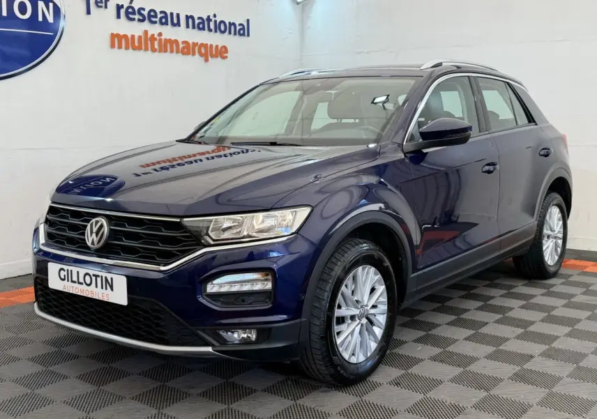 Volkswagen T-Roc bleu en 3/4 avant droit, avec jantes argentées et calandre noire brillante.