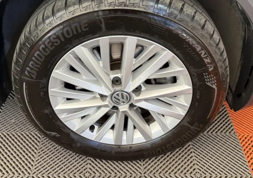 Gros plan sur la jante argentée de Volkswagen T-Roc 2.0 TDI 150 IQ.DRIVE avec pneu Bridgestone noir.