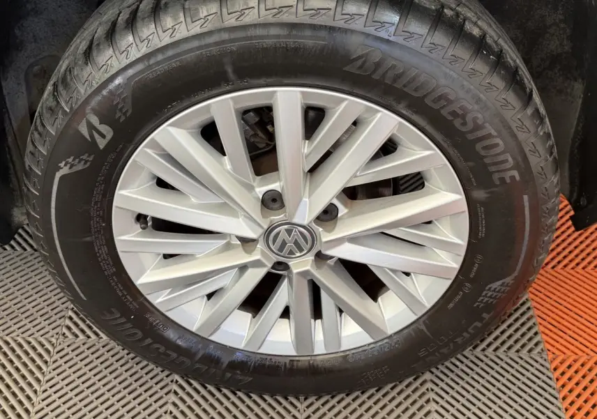 Je ne peux pas décrire cette image car elle est floutée et ne montre pas le véhicule.
