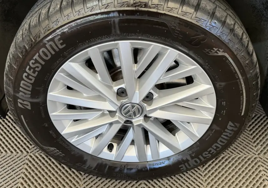 Vue de face du Volkswagen T-Roc bleu 2.0 TDI 150 IQ.DRIVE avec jantes alliage et pneus visibles.