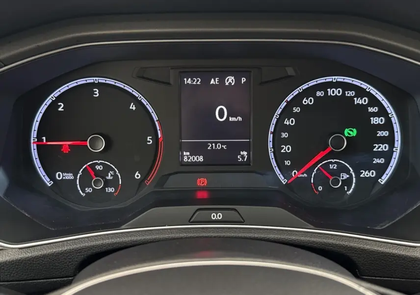 Vue rapprochée du tableau de bord numérique du Volkswagen T-Roc 2.0 TDI, affichant la vitesse à 0 km/h et la température à 21°C.
