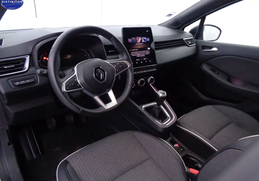 Intérieur de Renault Clio V 1.0 TCE 90 Intens 2021, vue côté conducteur avec volant multifonction et levier de vitesses manuel.