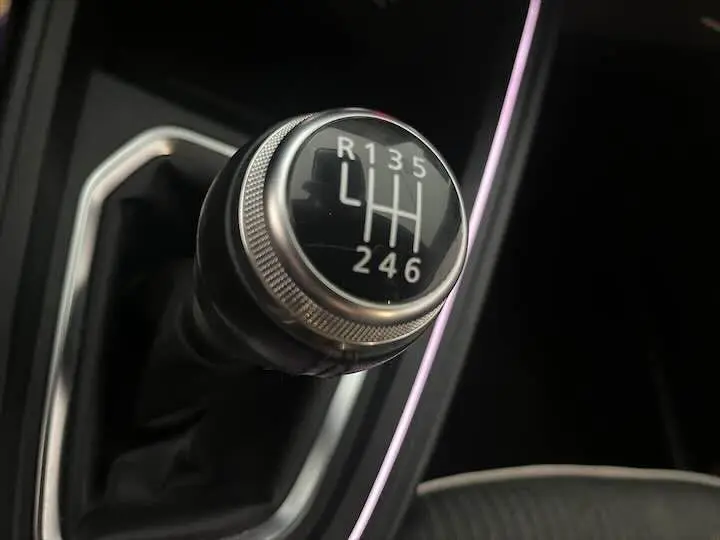 Gros plan sur le levier de vitesse manuel de la Renault Clio V blanc nacré, montrant la grille 6 rapports.