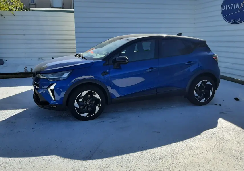 Vue latérale droite du Renault Captur E-Tech Hybrid 145ch en bleu Iron avec toit noir, jantes noires et design moderne.
