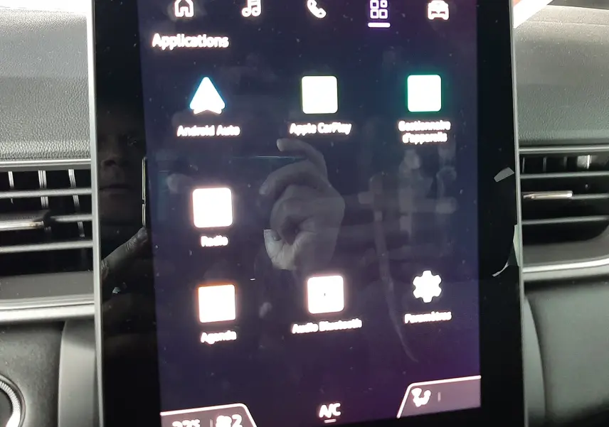 Écran tactile central du tableau de bord du Renault Captur E-Tech Hybrid 2024 affichant les applications connectées.